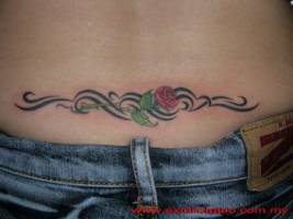 Tatuaje de una rosa pequeña con tribales