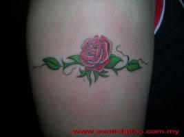 Tattoo de una rosa con su tallo y espinas