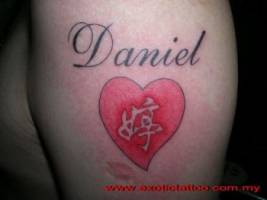 Tatuaje de un corazón con un nombre y un kanji