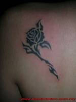 Tatuaje de una rosa tribal