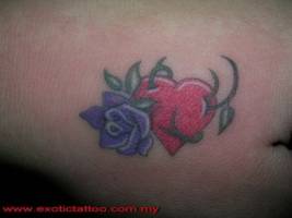 Tatuaje de un corazón atravesado por una rosa