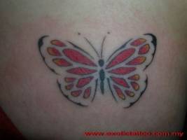Tatuaje de una mariposa en color