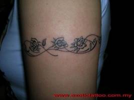 Tatuaje de un brazalete de rosas