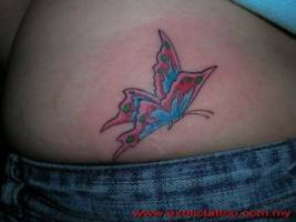 Tatuaje de una mariposa volando