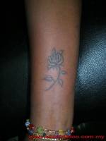 Tattoo de una rosa pequeña