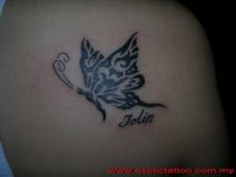 Tatuaje de una mariposa en blanco y negro con un nombre