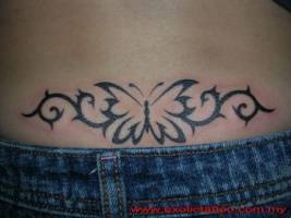 Tatuaje de un tribal con forma de mariposa