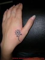 Tatuaje de una flor en la mano