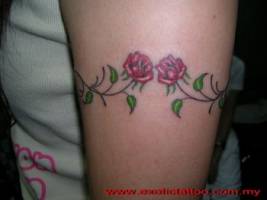 Tatuaje de un brazalete formado por dos rosas