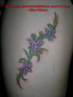 Tatuaje de una planta con tres flores