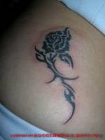 Tatuaje de una rosa de estilo tribal