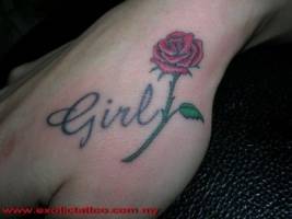 Tatuaje de una rosa con la palabra Girl al lado