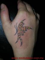 Tatuaje de una mariposa en la mano