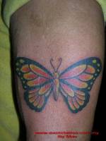 Tatuaje de una gran mariposa en el brazo