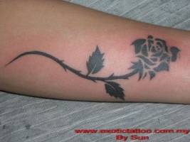Tatuaje de una rosa en el antebrazo