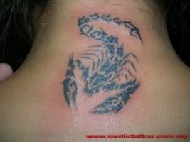 Tatuaje de un escorpión tribal en la nuca