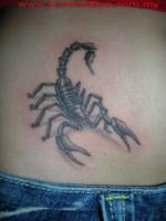 Tatuaje de un escorpión en la cintura