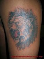 Tatuaje de un león rugiendo en el brazo