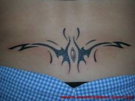 Tatuaje de un tribal en forma de mariposa