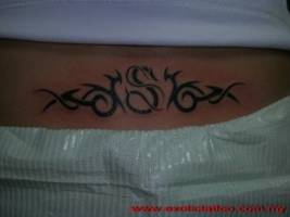 Tatuaje de un tribal con una S en forma de dragón