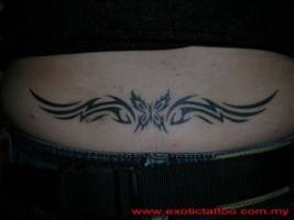 Tatuaje de un tribal con una mariposa enmedio