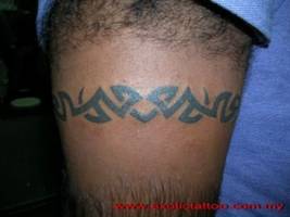 Tatuaje de un brazalete en el brazo