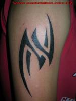 Tattoo de un tribal en el brazo