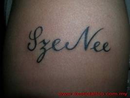 Tatuaje de un nombre en letras cursivas