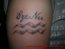 Tatuaje de un nombre con unas ondas debajo