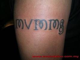 Tatuaje de un nombre  con muchas m
