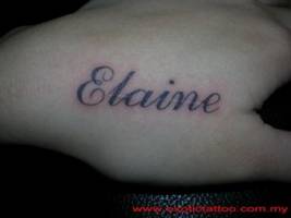 Tattoo del nombre Elaine en la mano