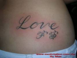 Tattoo de la palabra Love con unas inicales