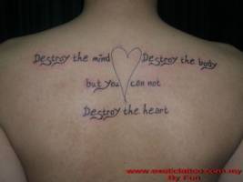 Tatuaje de una frase en la espalda con un corazón