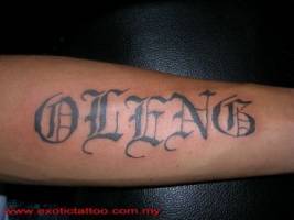 Tatuaje de un nombre en letras góticas en el antebrazo