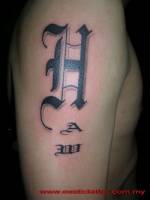 Tatuaje de unas iniciales con una gran H
