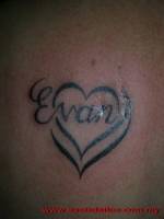 Tatuaje de un nombre dentro de un corazón