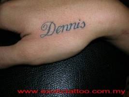 Tatuaje de un nombre en la mano
