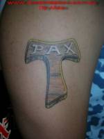 Tatuaje de tpax con la t muy graande