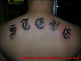 Tatuaje de un nombre bien grande en la espalda