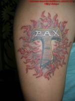 Tatuaje de tpax con el fondo en llamas