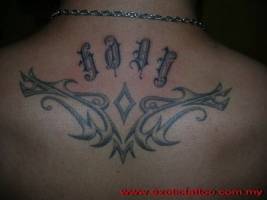 Tatuaje de un nombre con un tribal y un rombo