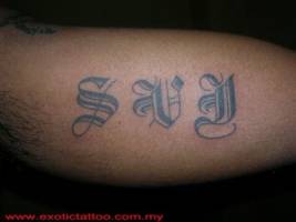Tatuaje de un nombre en el brazo