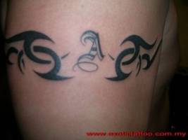 Tatuaje de un brazalete tribal con la letra A enmedio