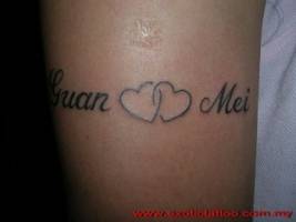 Tatuaje de dos nombres con dos corazones