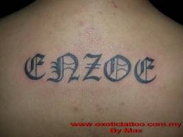 Tattoo de un nombre en la espalda
