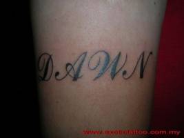Tatuaje de una palabra en el brazo