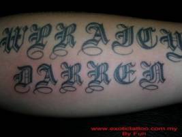 Tatuaje de una frase con letras góticas