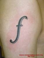 Tatuaje de la letra f