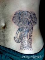 Tatuaje de un elefante decorado con tribales