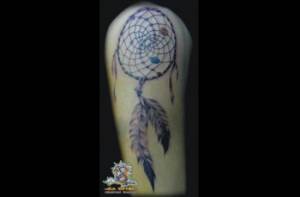 Tatuaje de un atrapa-sueños en el brazo